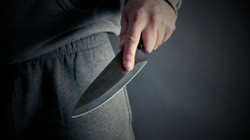 Kërcënohet me thikë sigurimi i një klubi nate në Angli, publikohen pamjet e rastit