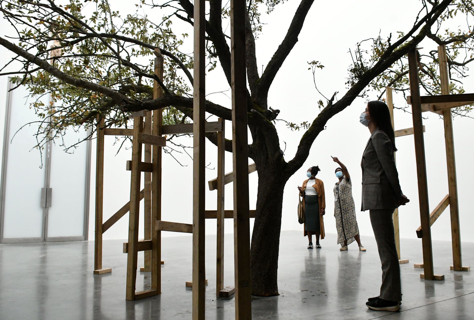 “Çfarë ka në trup nëse nuk është një lloj druri?”: ekspozita e artistit Danh Vo në White Cube Bermondsey, Londër (Foto Nils Jorgensen) 