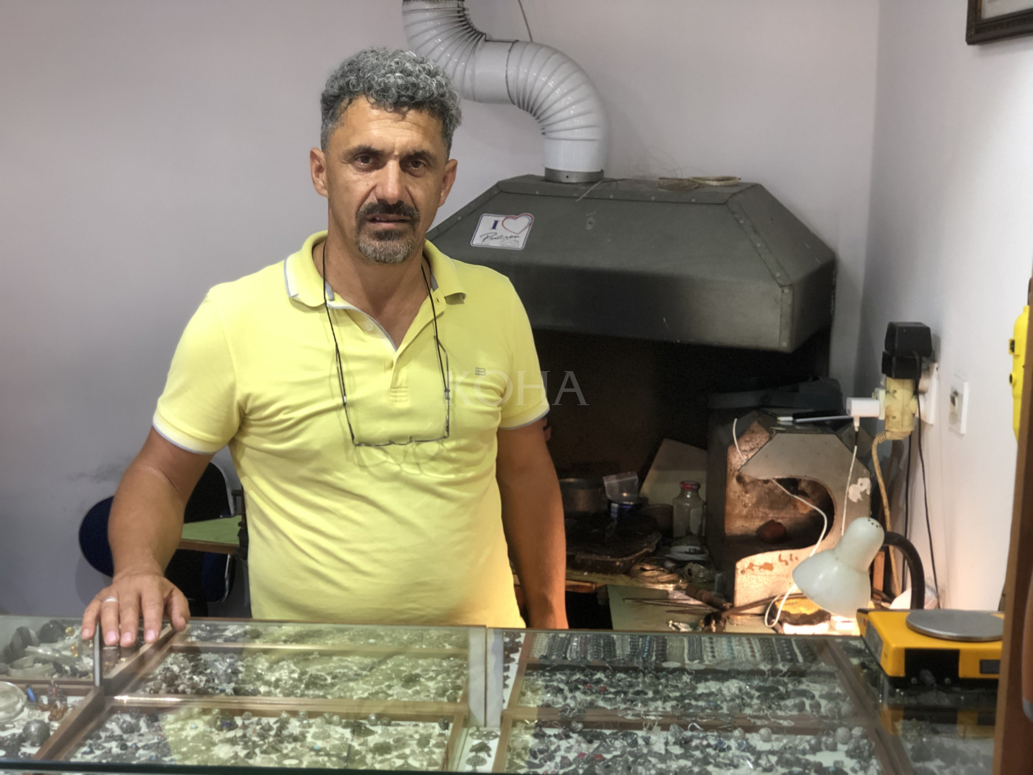 Nrecë Gjini: “Kam 40 vjet që e punoj këtë punë. Për vete nuk flas më shumë, flasin punimet ose flasin të tjerët... Këtë di ta bëj dhe do të vazhdoj, pa marrë parasysh se a shiten apo nuk shiten produktet e mia. Unë vazhdimisht punoj” 