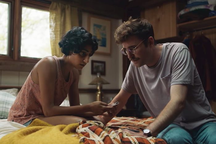 Sunita Mani dhe John Reynolds në filmin “Save Yourselves!” Foto: Bleecker Street