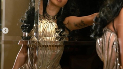 Cardi B shkëlqen në fustanin e disenjatores nga Kosova
