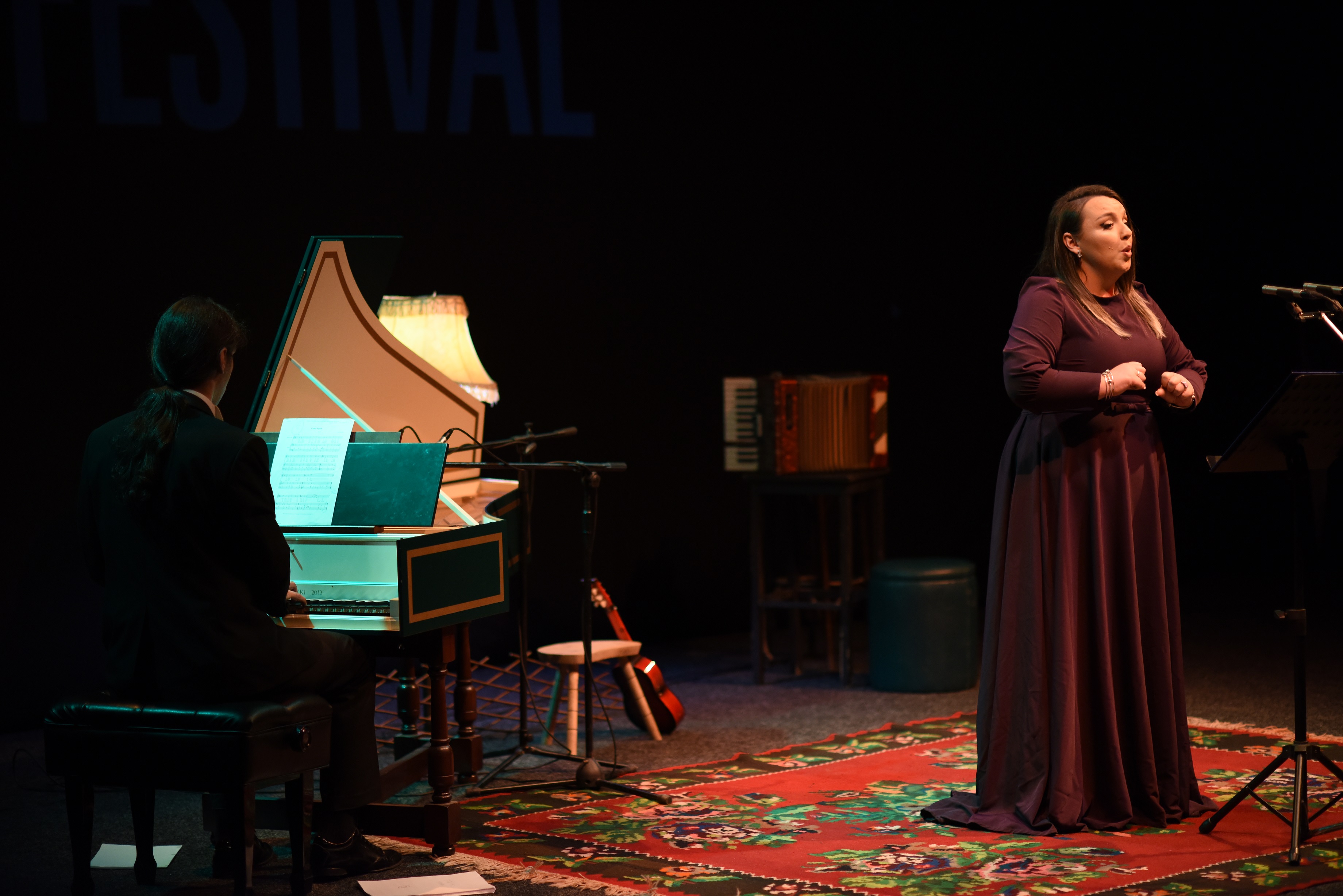 Sopranoja Kaltrina Miftari shoqëruar nga Melos Buza në harpiskord, të dielën mbrëma në teatrin “Oda”, në serinë me tri koncerte që ka sjellë “DAM”-i (Foto: Adi Beqiri) 