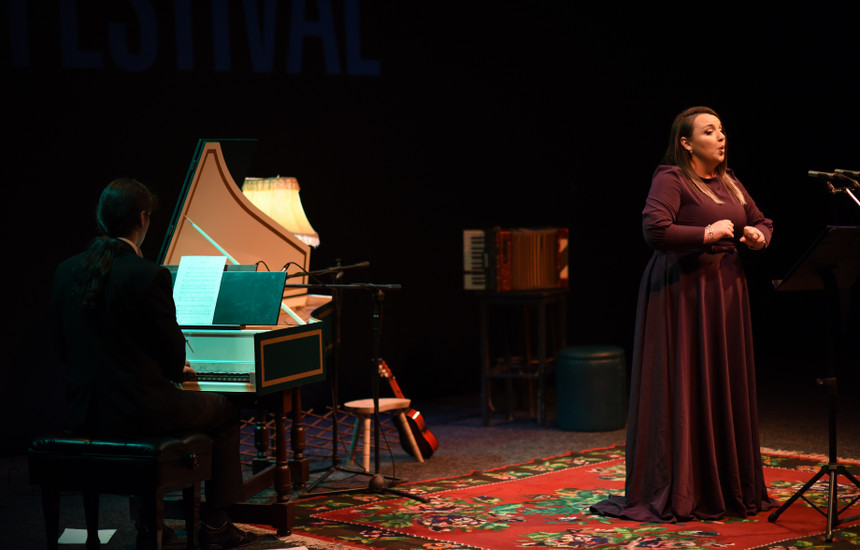 Sopranoja Kaltrina Miftari shoqëruar nga Melos Buza në harpiskord, të dielën mbrëma në teatrin “Oda”, në serinë me tri koncerte që ka sjellë “DAM”-i (Foto: Adi Beqiri)