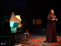 Sopranoja Kaltrina Miftari shoqëruar nga Melos Buza në harpiskord, të dielën mbrëma në teatrin “Oda”, në serinë me tri koncerte që ka sjellë “DAM”-i (Foto: Adi Beqiri)