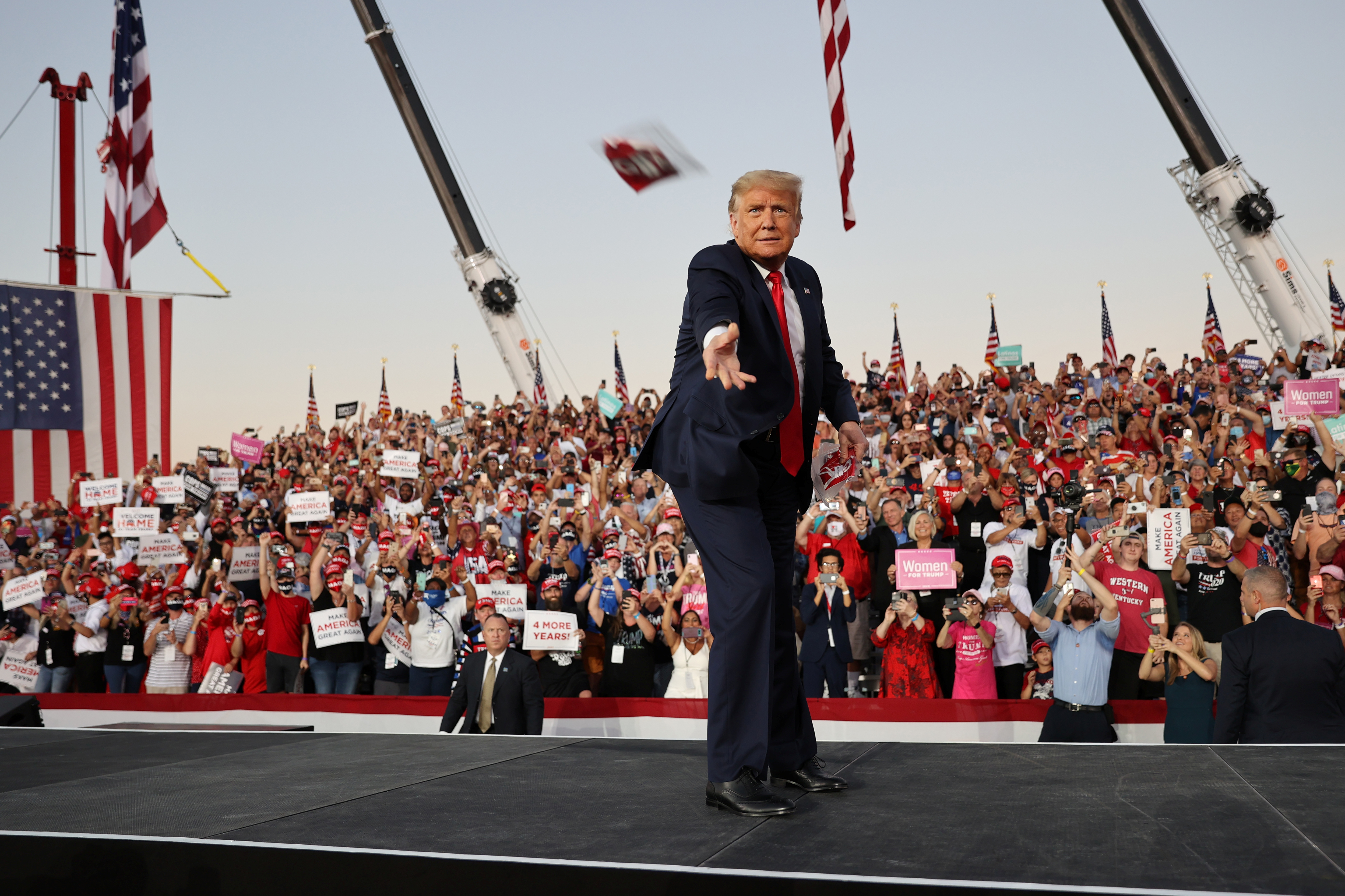Trumpi i rikthehet fushatës, pasi rezultoi negativ për COVID-19