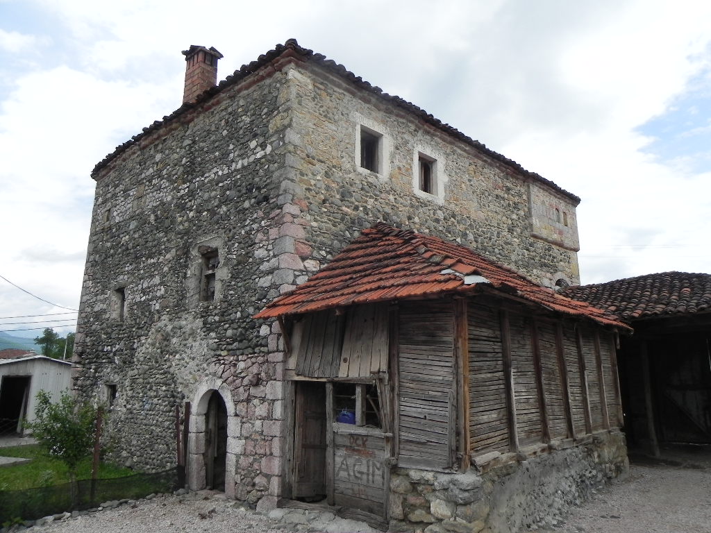 Foto nga Kulla e Ibish Alisë, në fshatin Brovinë të Gjakovës e cila prej vitit 2012 vazhdon të mbrohet si monument ani pse është në kategorinë e aseteve që tashmë nuk ekzistojnë (Foto: Databaza e Trashëgimisë Kulturore të Kosovës) 