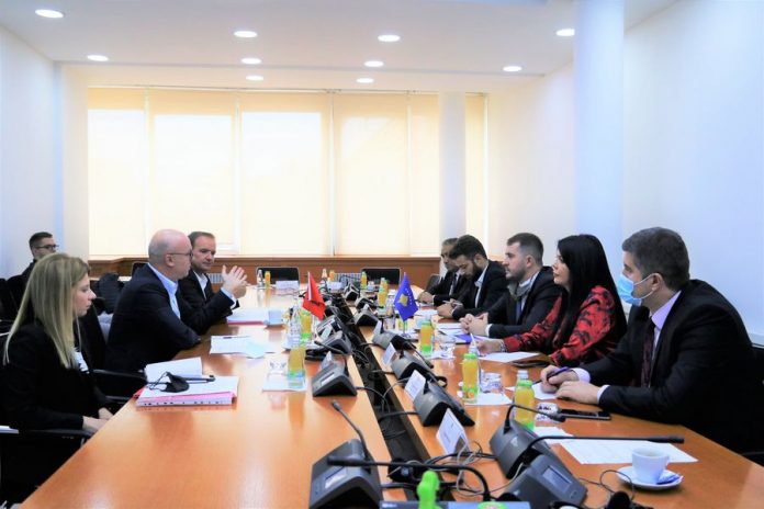 Vlerësohet bashkëpunimi Kosovë-Shqipëri në fushën e rregullimit të transmetimeve audiovizive