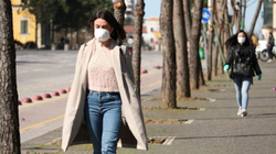 Sipas mjekut shqiptar në SHBA, mbajtja e maskës për 6 javë mund të zhdukë virusin