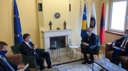 Lajçaku shkon edhe në AAK, pritet nga Haradinaj