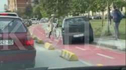 Në Prishtinë, vetura futet në korsinë për çiklistë