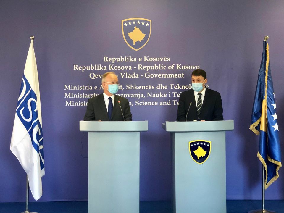 OSBE-ja ia dhuron Ministrisë së Arsimit 215 tabletë për mësimin online