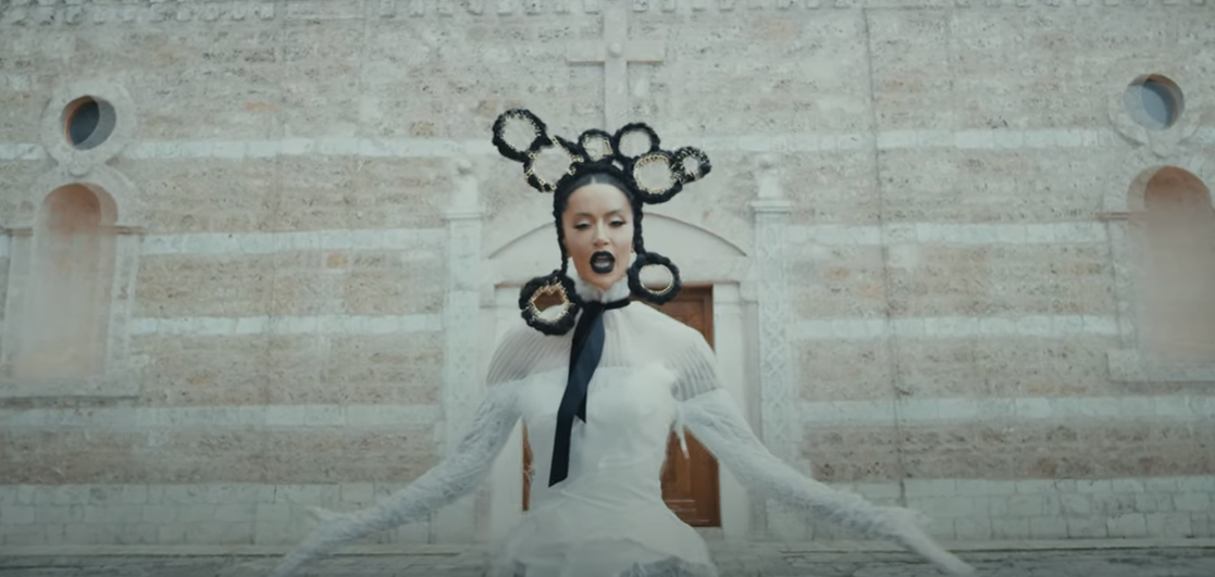 Dafina Zeqiri publikon këngën “Zili Zili”