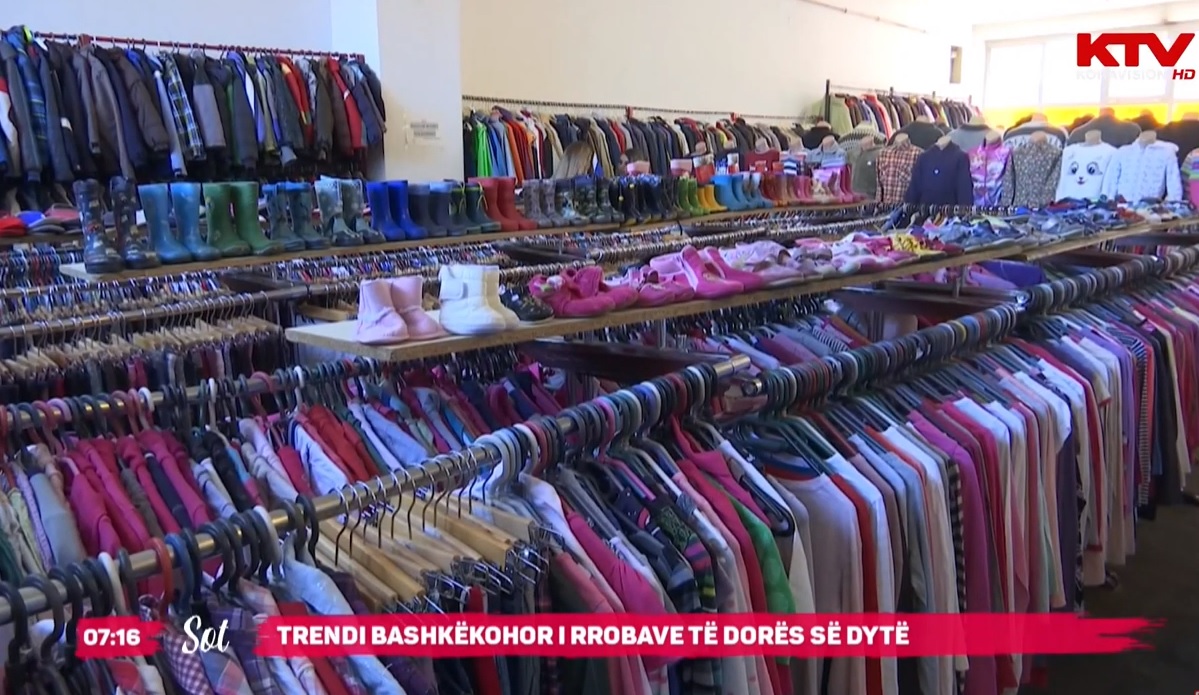Trendi bashkëkohor i rrobave të dorës së dytë