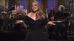 Adele këndon e qeshet me humbjen e peshës në emisionin e parë