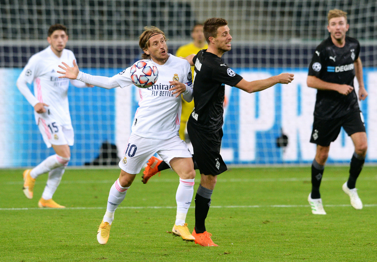 Reali nxjerr një pikë në Gjermani pas dy golave të vonshëm