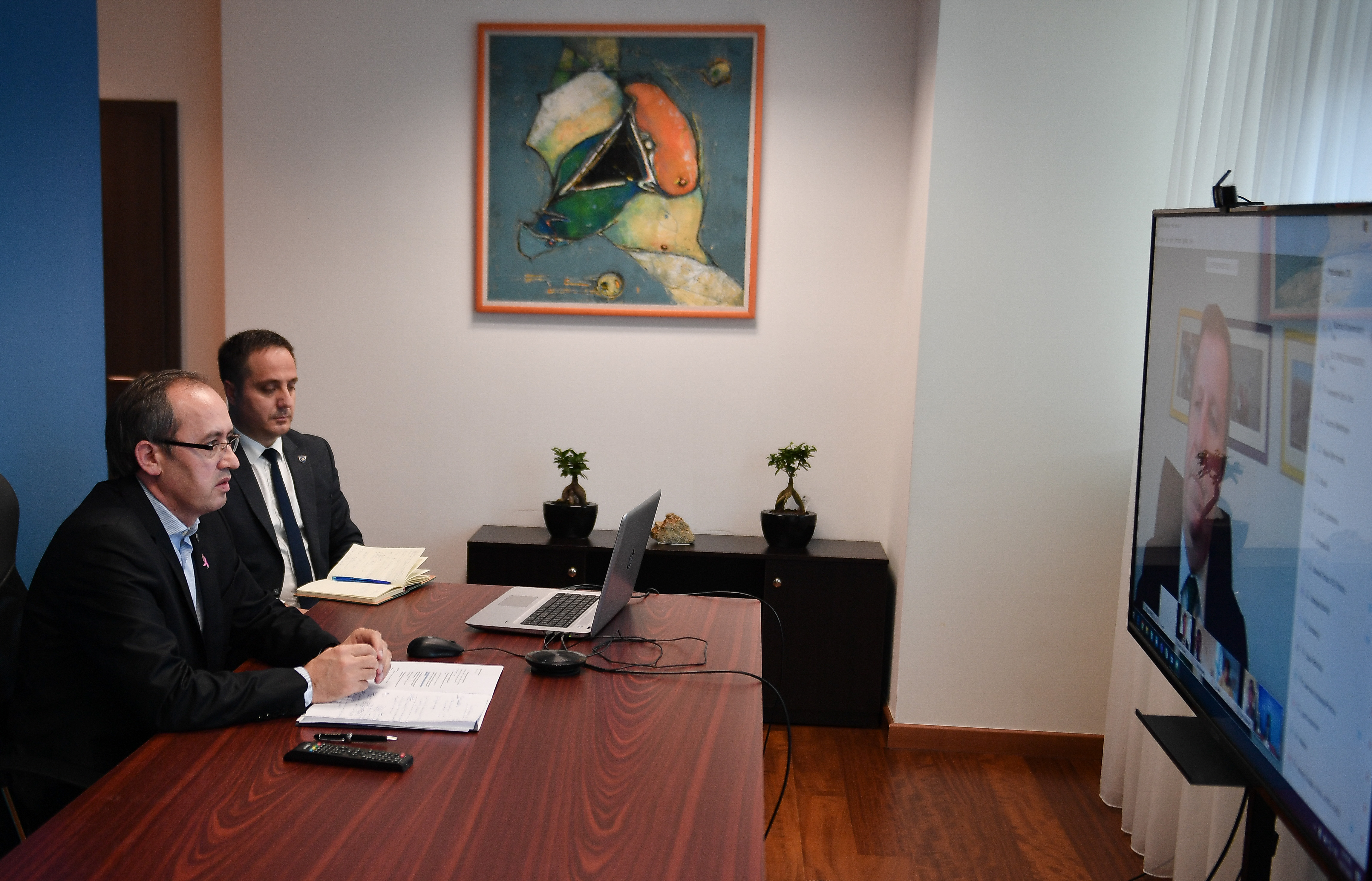 Hoti në takim me ambasadorët e vendeve të BE-së zotohet për kthimin e ligjshmërisë në Kosovë