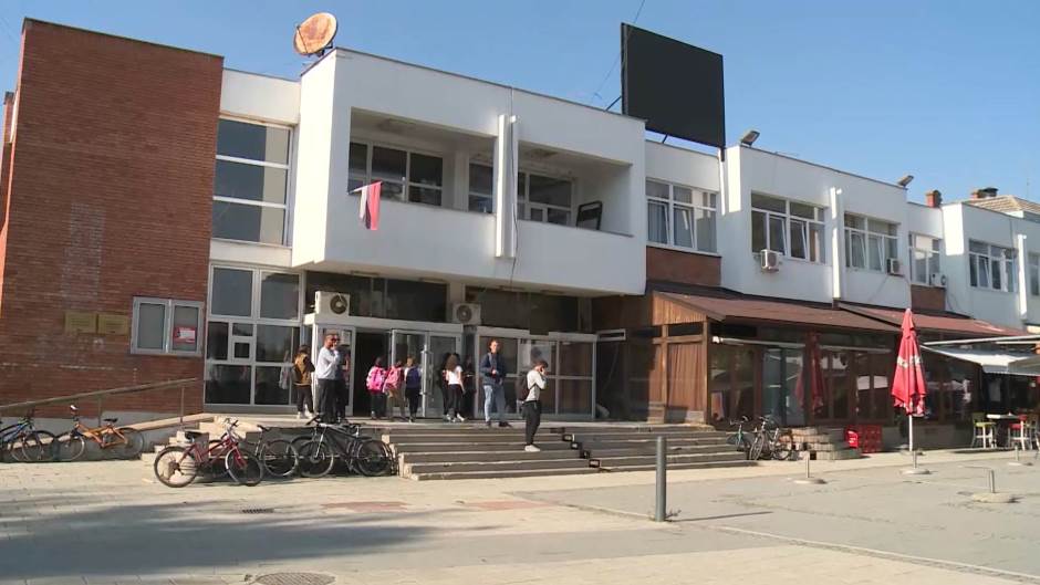 Bujanoci okulundaki "Kitaplar için Kosova'ya teşekkür ederim" duvar yazısında "Kosovo je Srbija" yazıyor