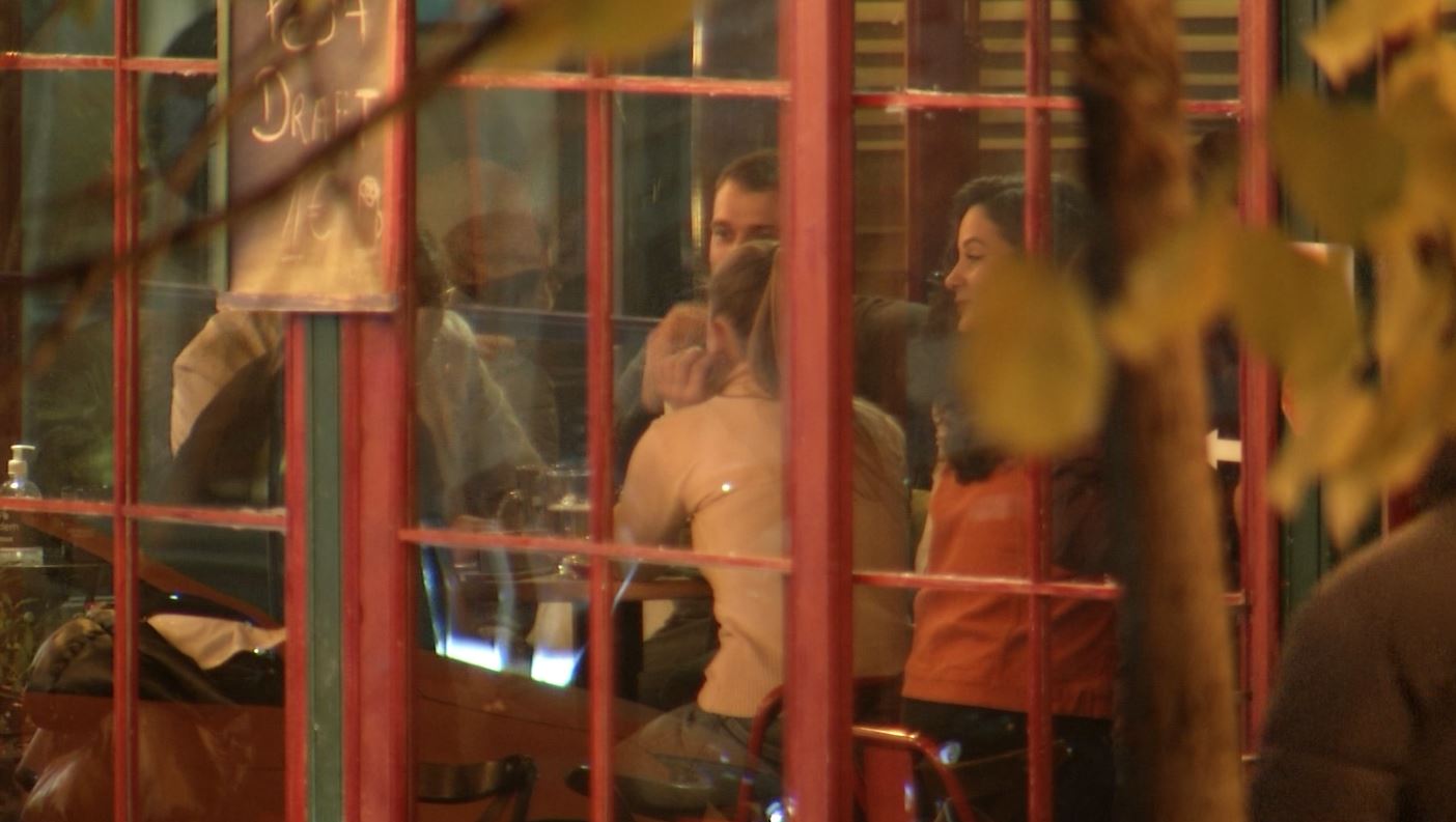 Shifrat alarmante me COVID-19 s’i trembin qytetarët, sheshet e kafenetë plot