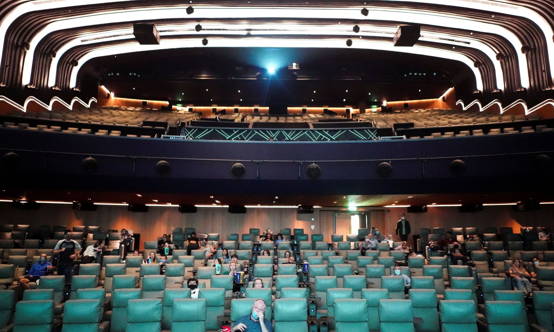 Njerëzit kanë zënë vend për të shikuar filmin “Tenet” në kinemanë “Odeon Luxe” në Londër. (Foto: Reuters)