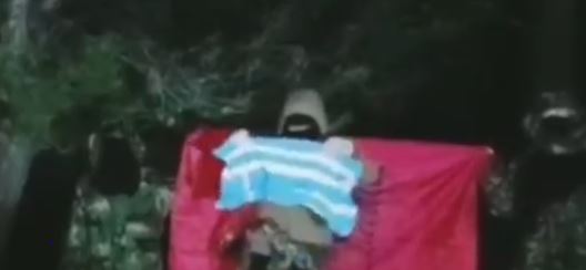Digjet flamuri grek në Ksamil nga persona të armatosur, të maskuar dhe me veshje ushtarake: Deti është i joni!