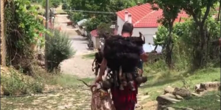 Rit i rrallë i djemve të maskuar të arapëve të Polenës së Korçës