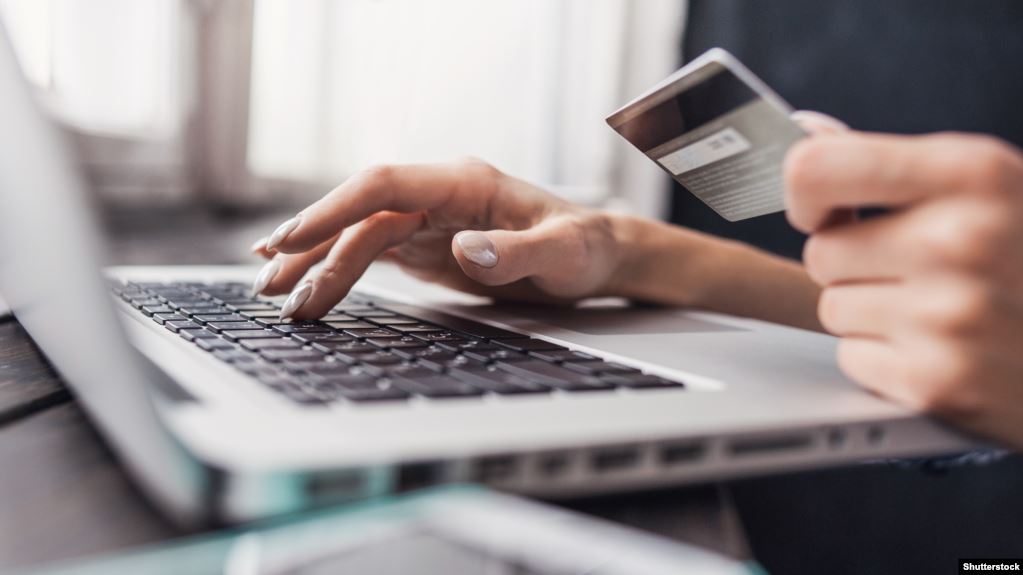 Rriten blerjet online në Kosovë – më të kërkuarat vaji, pastat dhe veshjet sportive
