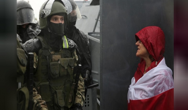 Në ​Bjellorusi protestuesit marshojnë në Minsk pavarësisht paralajmërimit të Lukashenkos