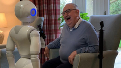 Robotët do të përdoren në shtëpitë e kujdesit në Britani për të tejkaluar vetminë