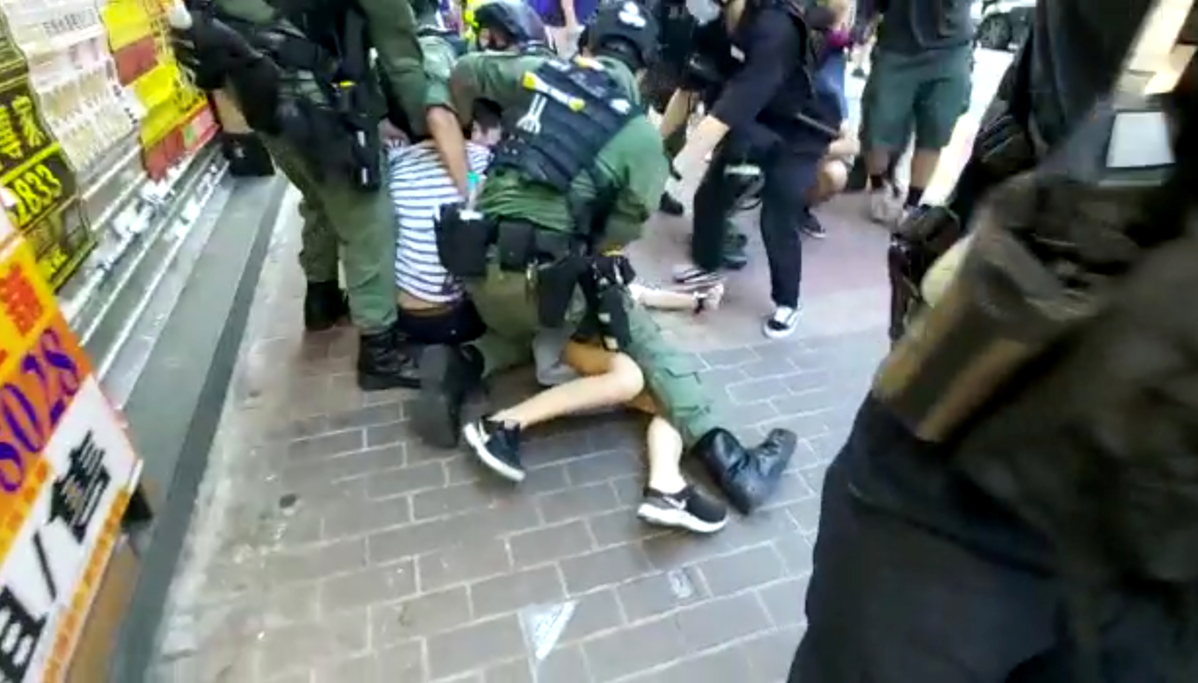 Policia e Hong Kongut rrëzon përtokë një 12-vjeçare që thotë se mori pjesë në protestë