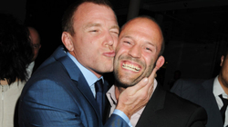 Jason Statham ribashkohet me regjisorin Guy Ritchie për filmin e ri me spiun “Five Eyes”