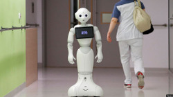 Roboti që ua përkujton vënien e maskave kur i largoni nga fytyra