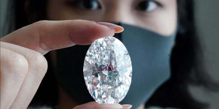 Diamanti i përsosur 102 karat del në ankand, mund të shitet deri në 30 mln dollarë