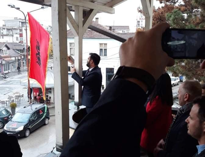 Gjykata në Serbi fton Mustafën pse përdori flamurin kombëtar