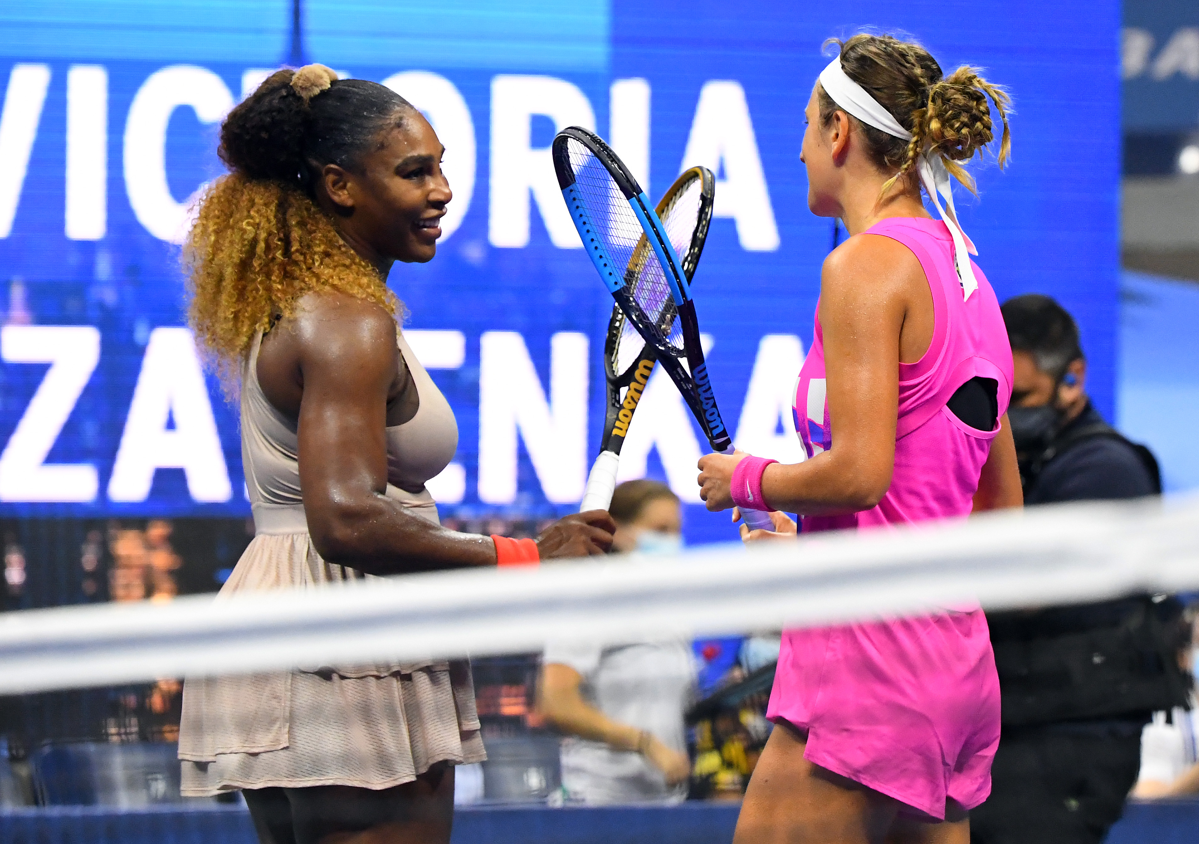 Azarenka befason Serena Williamsin, arrin në finale të US Open