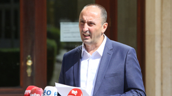 VV-ja e lidh praninë e Selmanajt në seancë me interpelancën e Hotit për Ujmanin: Po fshihet pas tij