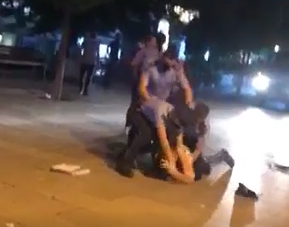 Policia me forcë arreston një qytetar në sheshin e Prishtinës