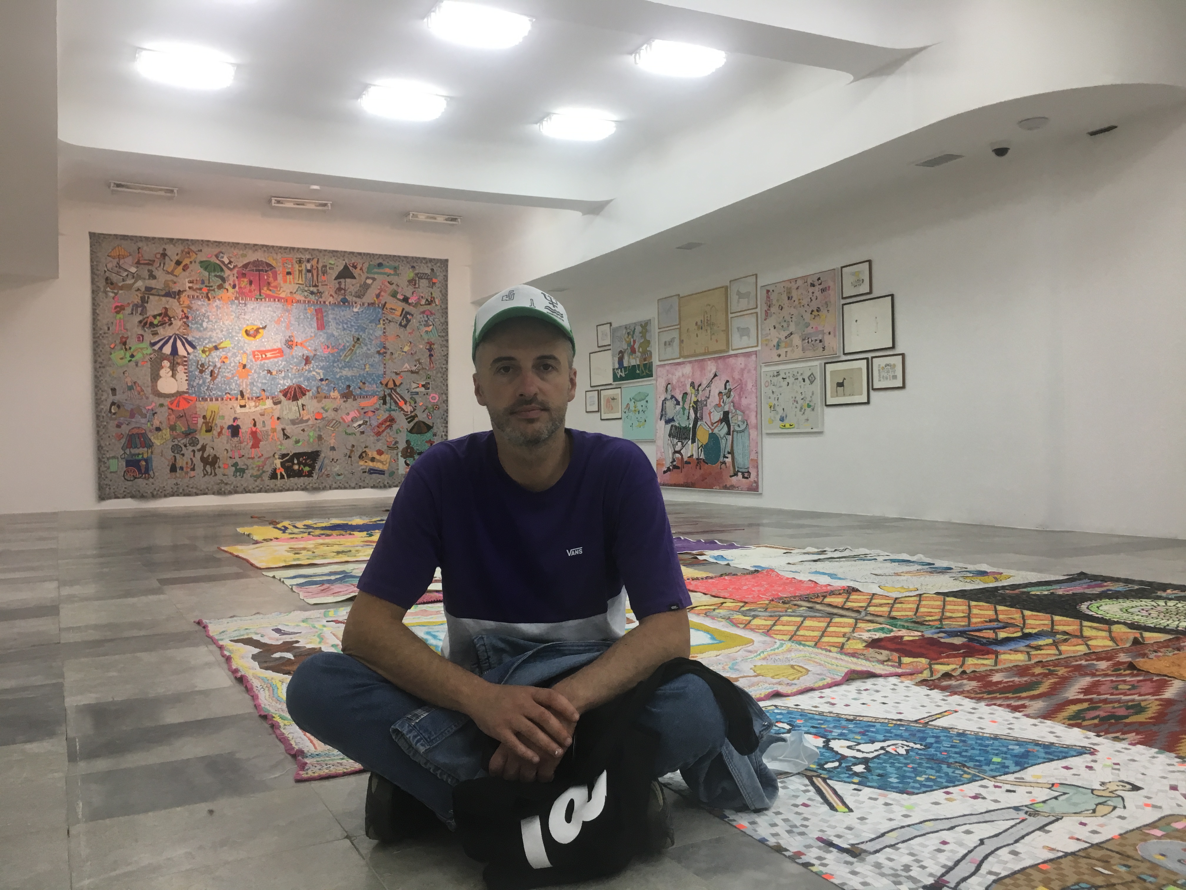 Jakup Ferri: “Më kanë lodhur ekspozitat profesionale. Nganjëherë njeriu merr kurator vetëm nëse ka një interes nga ai. Njerëzit duhet të fokusohen në punë, jo në pallavra si ‘artist i njohur’ e gjëra të tjera…” 