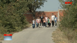 Nxënësit e fshatit Shtupel përballen me mungesë të transportit, ecin 4 km