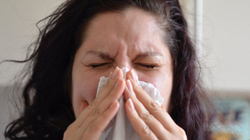 Si ndikon gjumi jo i mirë në rritjen e rrezikut të prekjes nga gripi