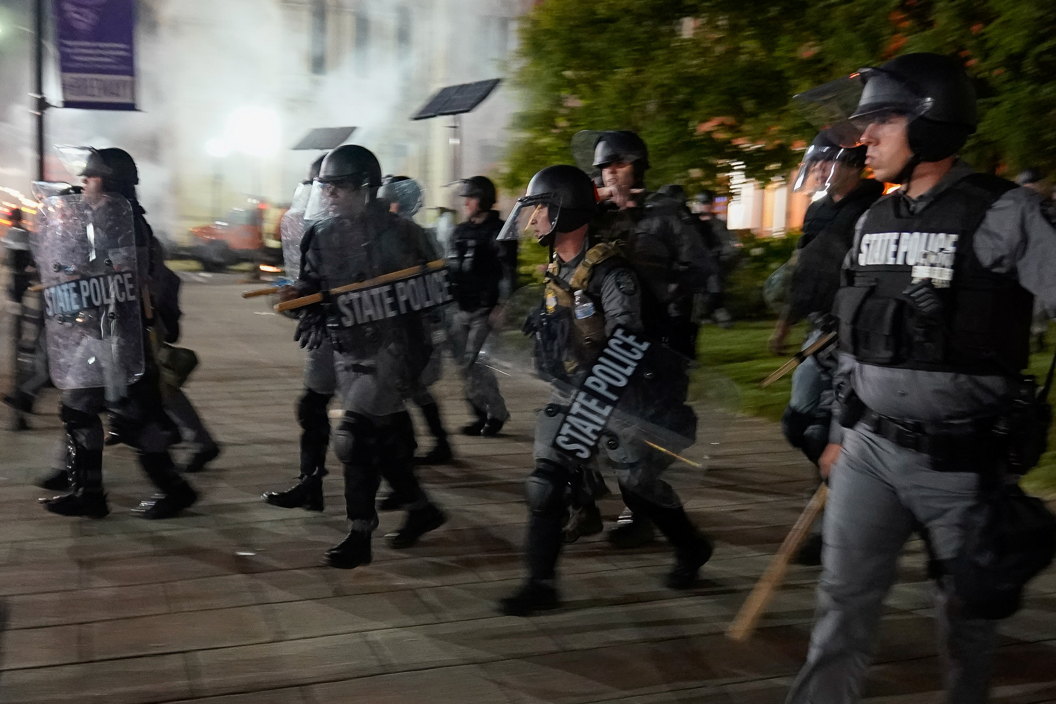 Dy policë qëllohen në protestën masive në Louisville