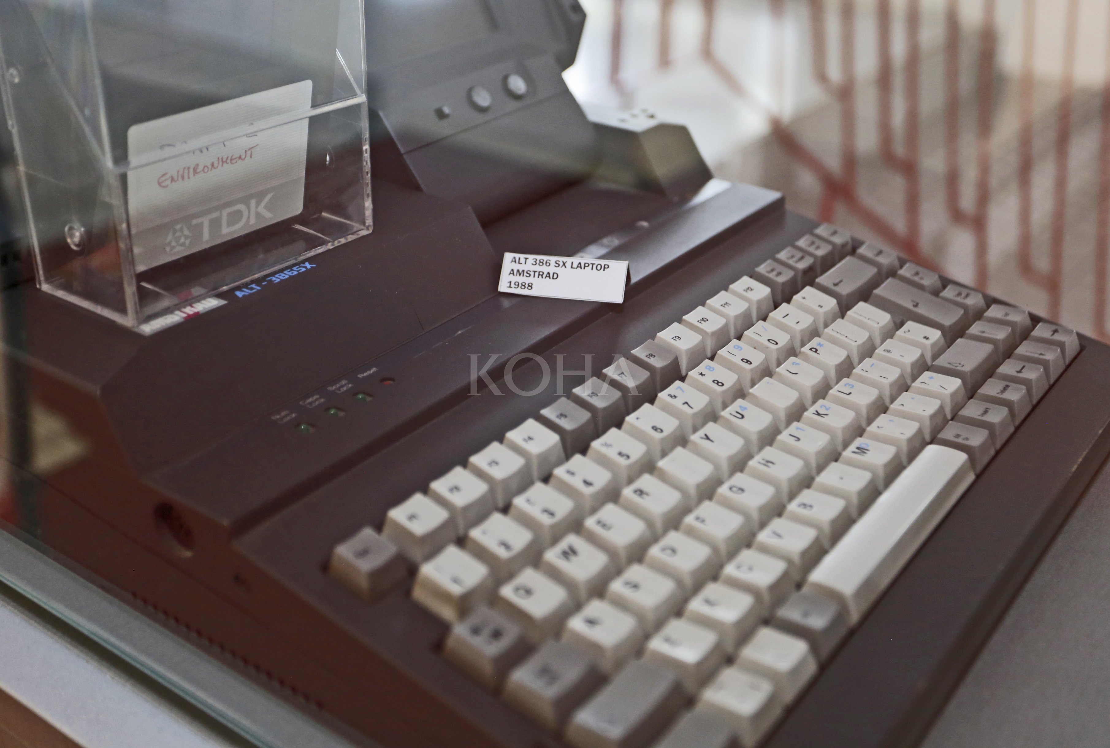 Rrugëtimi i KOHËS, që nisi para 30 vjetësh, ka një vend të veçantë në minimuze. Puna filloi me tre laptopë, në selinë në “Kodër të Diellit”.  “ALT 386 SX LAPTOP AMSTRAD 1988”, është diçitura për pajisjen në qoshen e poshtme majtas, të vitrinës. 