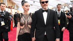 Joaquin Phoenix dhe Rooney Mara e kanë mirëpritur në jetë fëmijën e parë