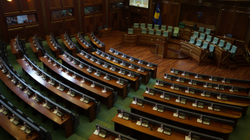 Faqja zyrtare e Kuvendit transmeton fushatën e PDK-së në Podujevë, reagon Osmani