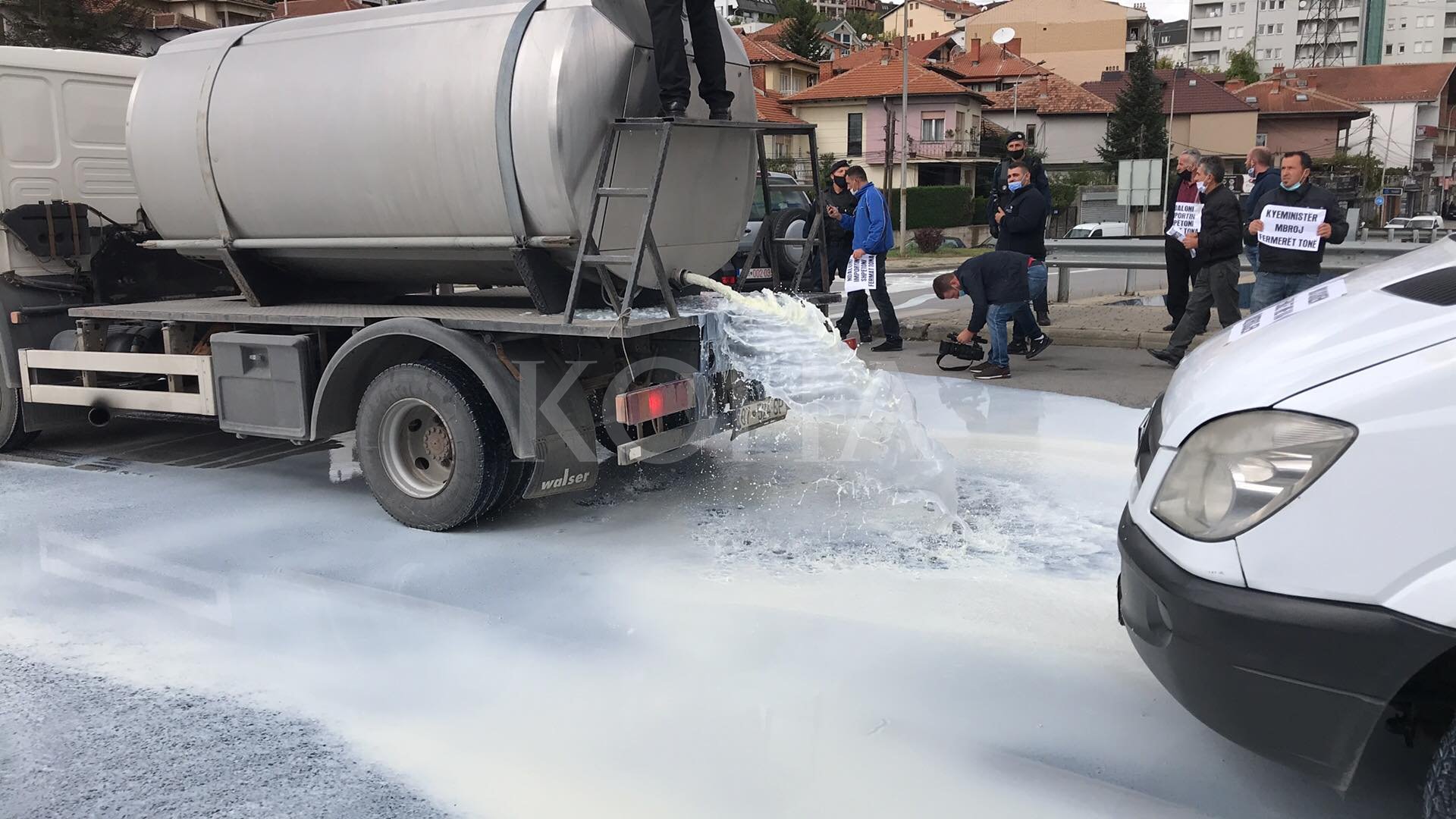 Fermerët e qumështit protestojnë, Policia s’i lejon të shkojnë para Qeverisë