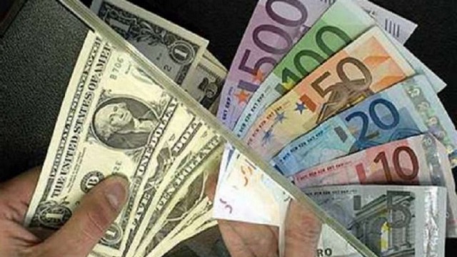 Leku forcon pozitat ndaj dollarit dhe humb terren me euron