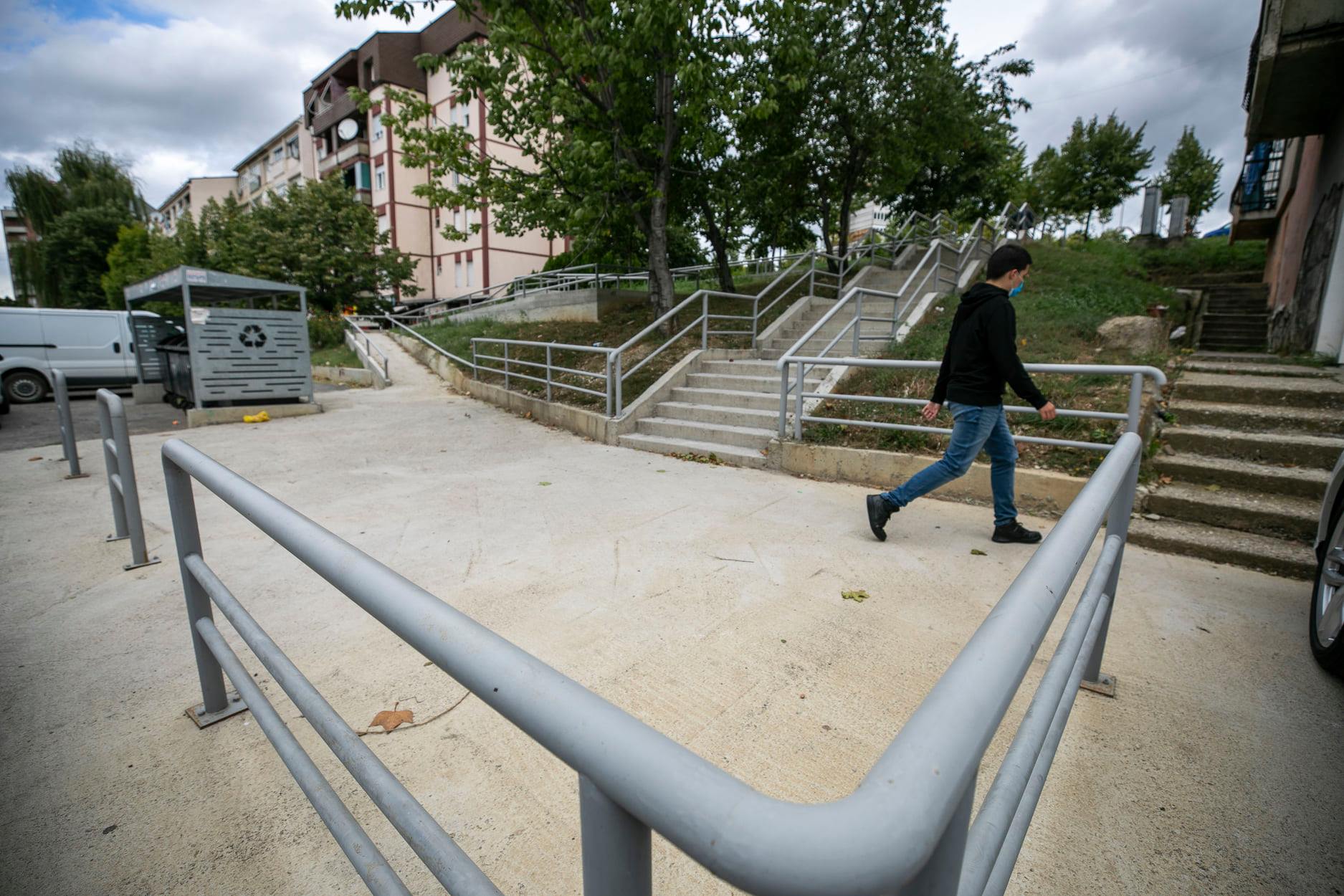 Rregullohen shkallët dhe pjerrinat në lagje të ndryshme të Prishtinës