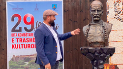 Busti i Boletinit – dhurata e Mitrovicës për Vlorën