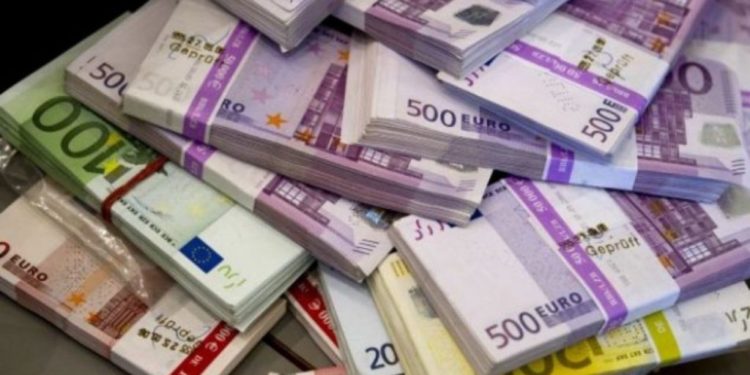 Leku fiton pikë ndaj dollarit amerikan humb lehtë terren me euron