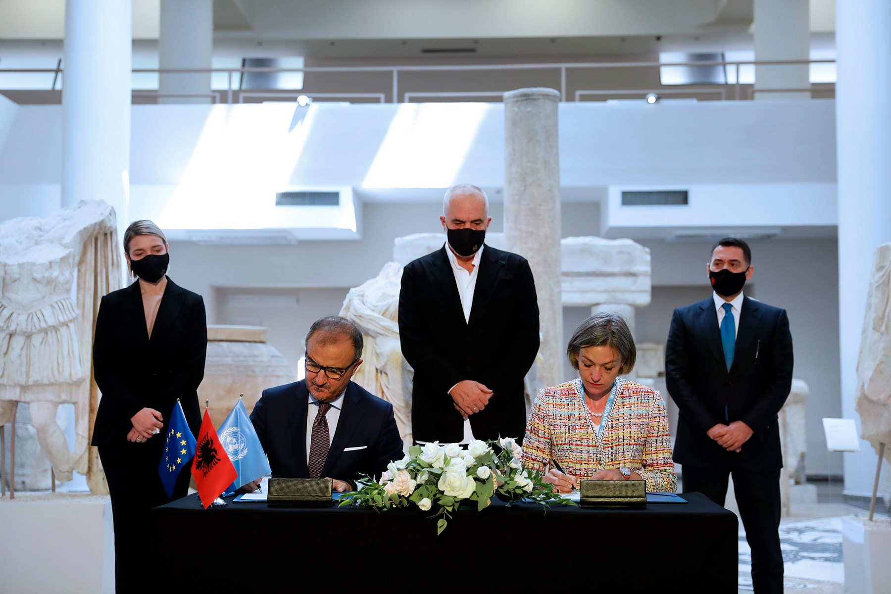 Të martën, në mjediset e Muzeut Arkeologjik në Durrës, ambasadori i BE-së, Luigi Soreca, dhe drejtoresha e UNOPS-it, Freya von Groote, kanë nënshkruar programin “EU4Culture”, në vlerë prej 40 milionë eurosh 