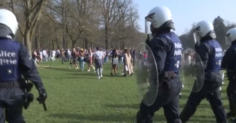 Mijëra njerëz në Belgjikë mblidhen për koncertin që kishte nisur si gënjeshtër e 1 prillit
